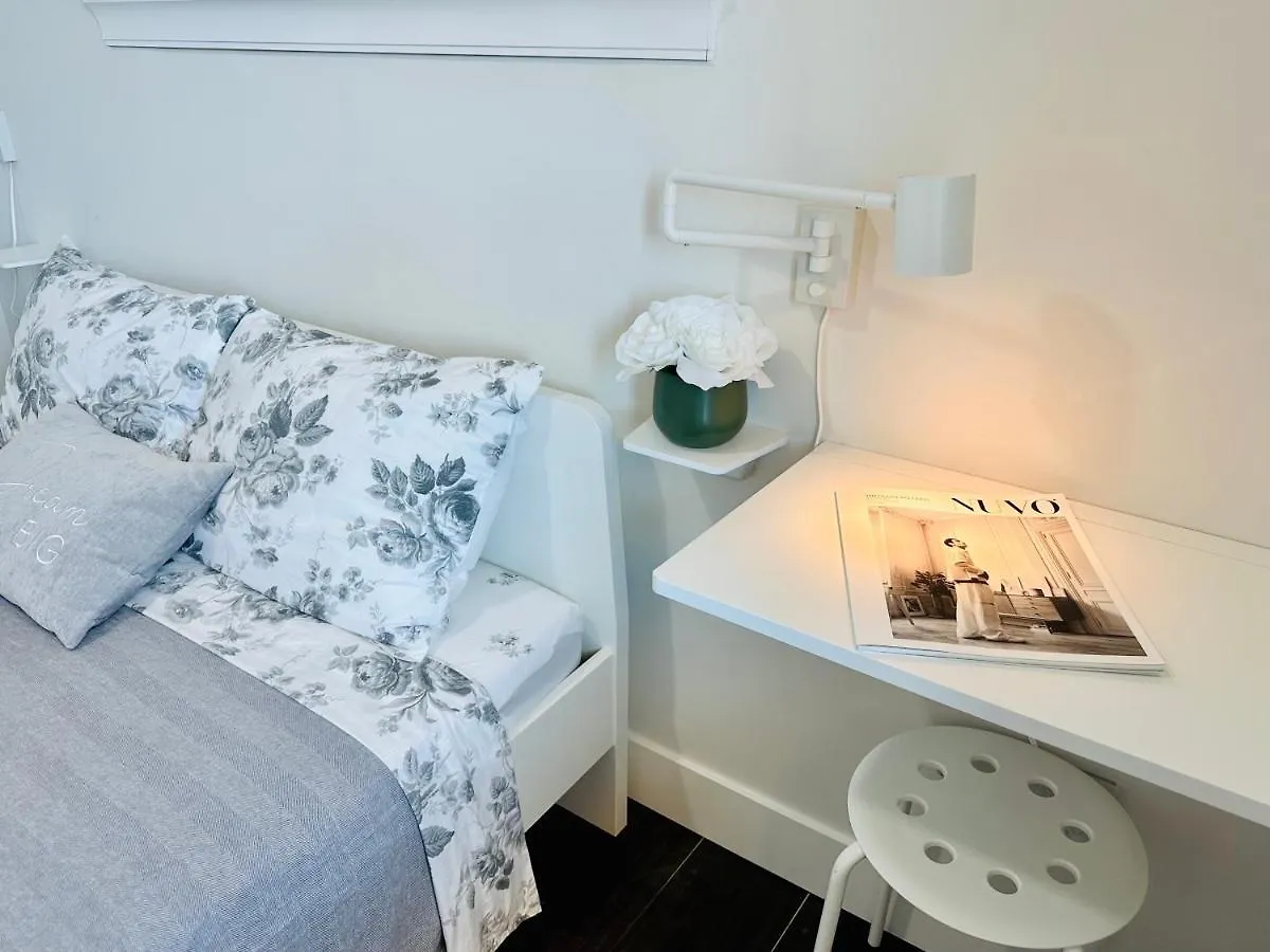 2Br 1.5Ba Full Kitchen Private Guest House - Free Parking - Central Location Vancouver