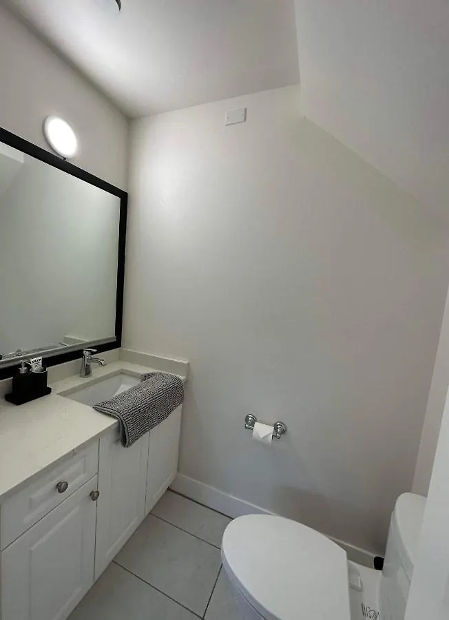 2Br 1.5Ba Full Kitchen Private Guest House - Free Parking - Central Location Vancouver