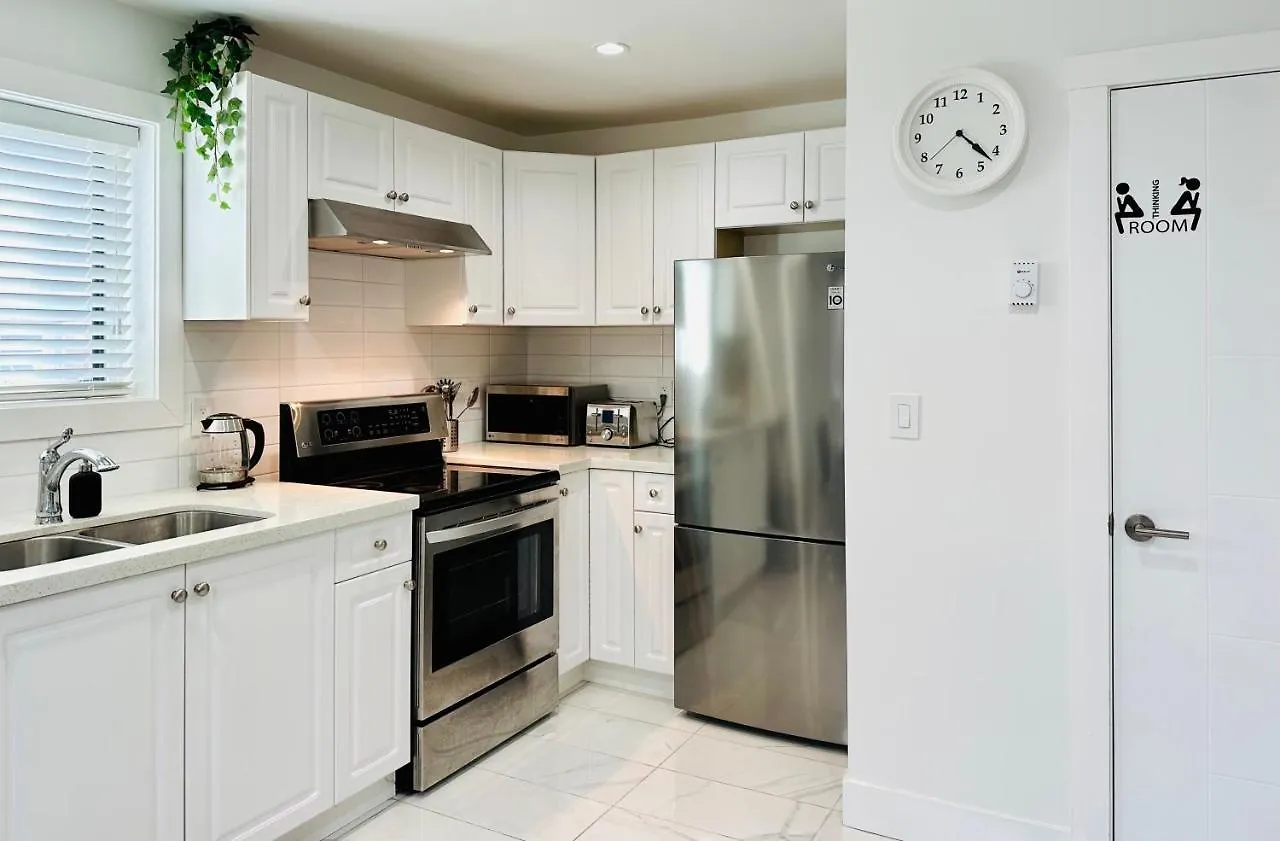 2Br 1.5Ba Full Kitchen Private Guest House - Free Parking - Central Location Vancouver